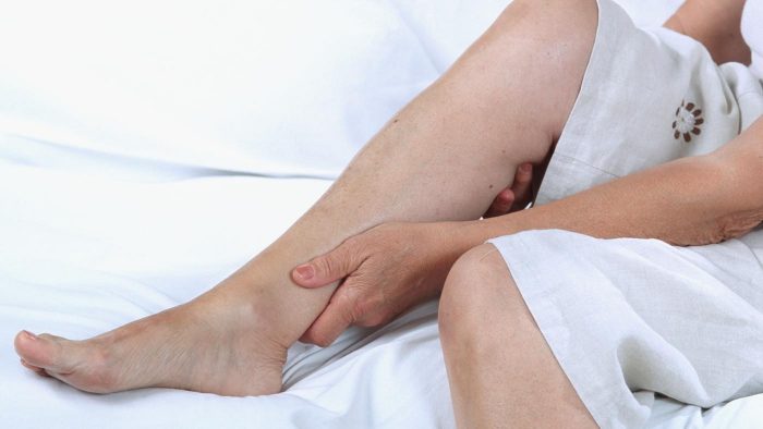 آیا گرفتگی عضلات پا(ساق و ران)در شب یکی از علائم واریس پنهان است؟
